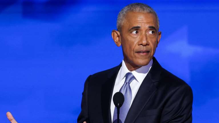 Η χειρονομία του Ομπάμα για την εμμονή του Τραμπ με το... μέγεθος - Αναψε φωτιές στο Συνέδριο των Δημοκρατικών [βίντεο]