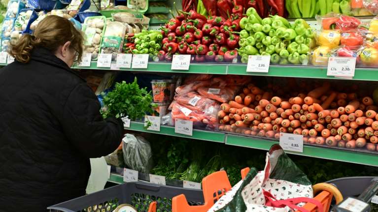 Πώς φθάσαμε να είμαστε ο δεύτερος φτωχότερος λαός της Ευρώπης μετά τη Βουλγαρία στο κατά κεφαλήν ΑΕΠ