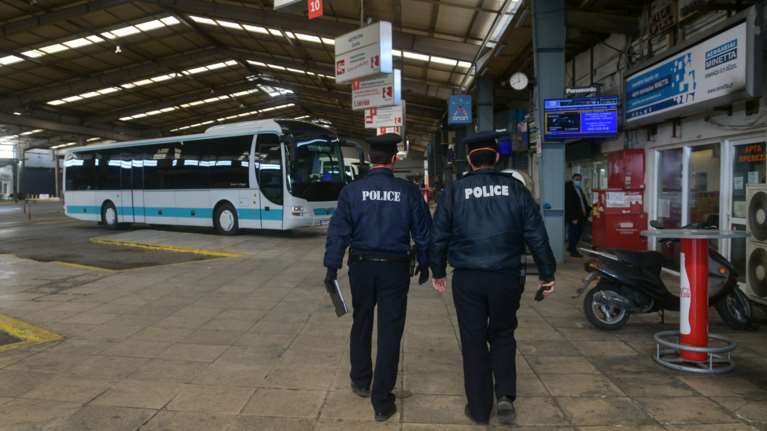 Επί ποδός η αστυνομία για μάσκες και συνωστισμό: Πάνω από 1.000 έλεγχοι σε λεωφορεία, τρένα, ΚΤΕΛ - Παραβάσεις και πρόστιμα
