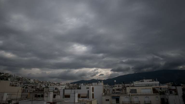 Χειμωνιάτικος καιρός με βροχές και καταιγίδες σε όλη τη χώρα