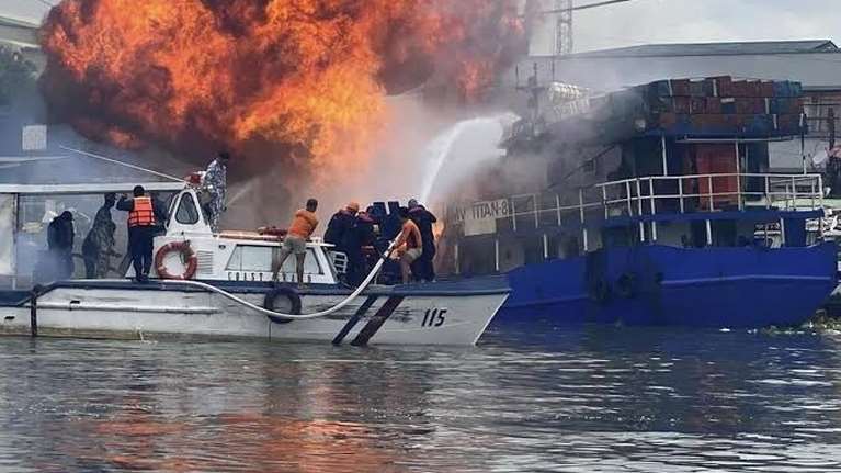 Φορτηγό πλοίο τυλίχθηκε στις φλόγες στα ανοικτά της Ολλανδίας - Τουλάχιστον ένας νεκρός