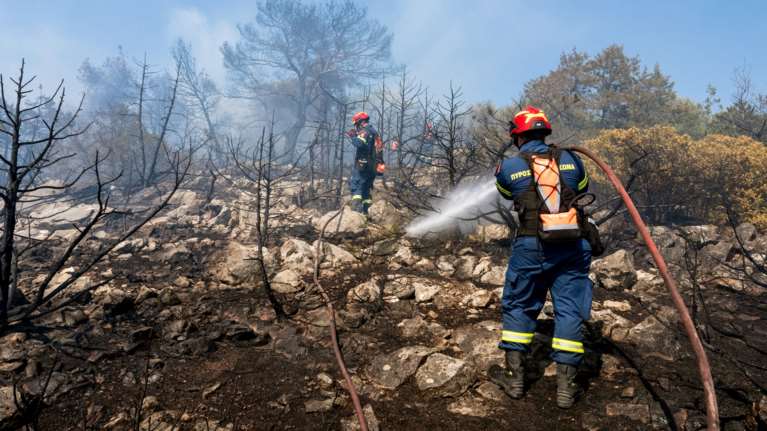 Φωτιές σε Αφίδνες και Λακωνία: Εναέρια μέσα στη μάχη της κατάσβεσης