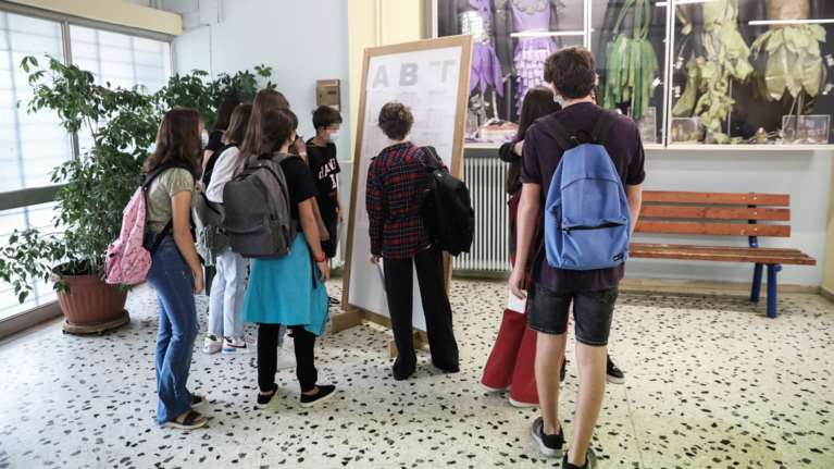 Άνοιγμα σχολείων: Θετικά 1.000 -1.500 σε 800.000 self test μαθητών - Τι προβλέπεται για τηλεκπαίδευση και απουσίες