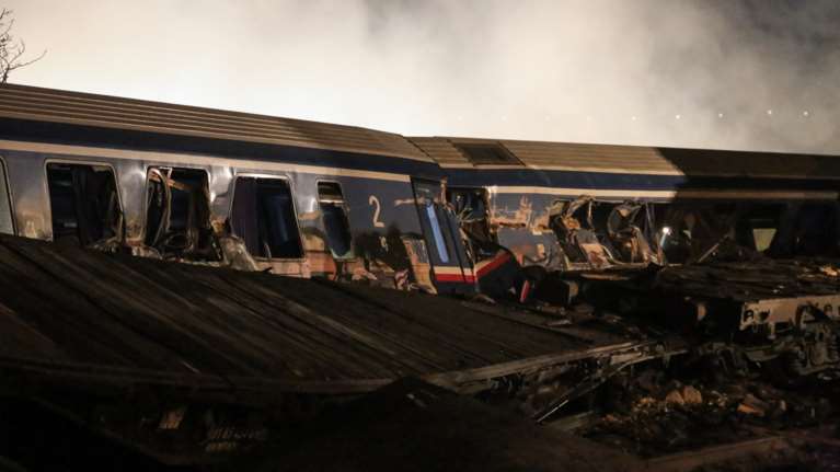 Τέμπη: Εντείνεται η αντιπαράθεση μετά τα νέα βίντεο της εμπορικής αμαξοστοιχίας - Δεν υπήρξε καμία καθυστέρηση, λέει ο Β. Καπερνάρος