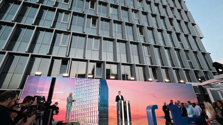 &quot;Μετά τον θρίαμβο του Ολυμπιακού, το σύμβολο μιας πόλης που αλλάζει&quot;- Ο Μητσοτάκης στα εγκαίνια του Πύργου Πειραιά