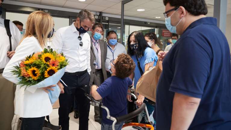 Η συνάντηση του Μητσοτάκη με τον μικρό του φίλο, Μιχάλη, στη Ρόδο [βίντεο]