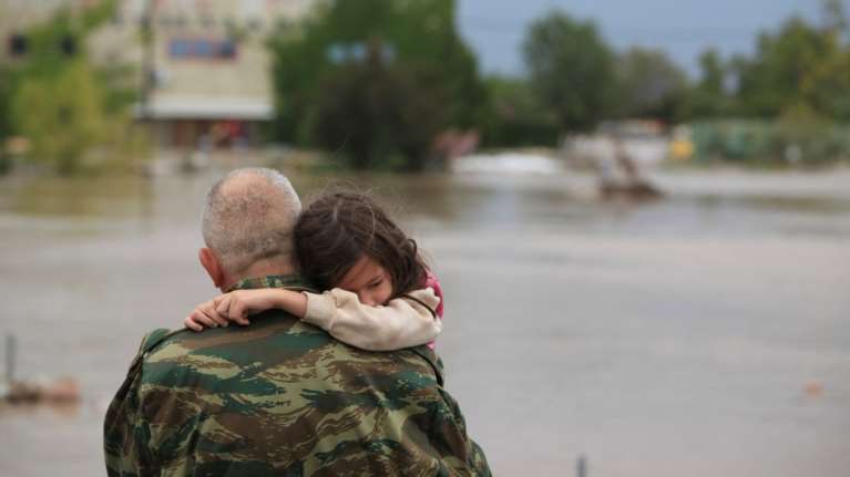 Κακοκαιρία Daniel: Δραματική διάσωση οικογένειας με δύο ανήλικα παιδιά, από δρόμο ποτάμι στη Λάρισα [εικόνες]