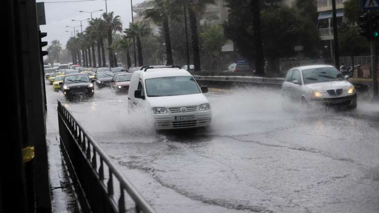 Κακοκαιρία Μπάλλος: Ποτάμια οι δρόμοι στην Αθήνα - Εγκλωβίστηκαν οδηγοί στην Άνω Γλυφάδα [Βίντεο]