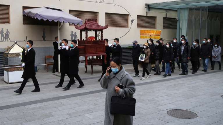 Παγκόσμια ανησυχία για τον κορονοϊό στην Κίνα: Χαμός σε νοσοκομεία και γραφεία κηδειών - Παίρνουν μέτρα οι χώρες