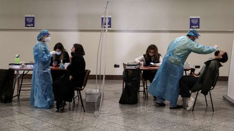 Καλπάζει ο κορονοϊός: Στο 12,1% εκτινάχθηκε ο δείκτης θετικότητας - Τρεις φορές πάνω από το όριο συναγερμού