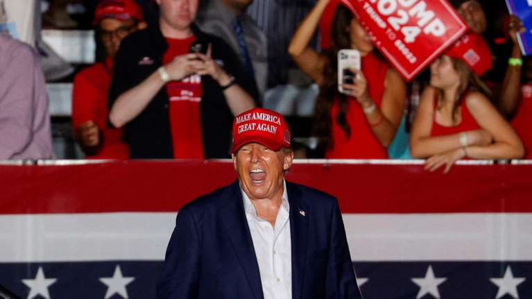 Νέες προσβολές Τραμπ κατά του &quot;κοιμήση Τζο&quot; Μπάιντεν: Τον κάλεσε σε νέο ντιμπέιτ ή σε αγώνα... γκολφ