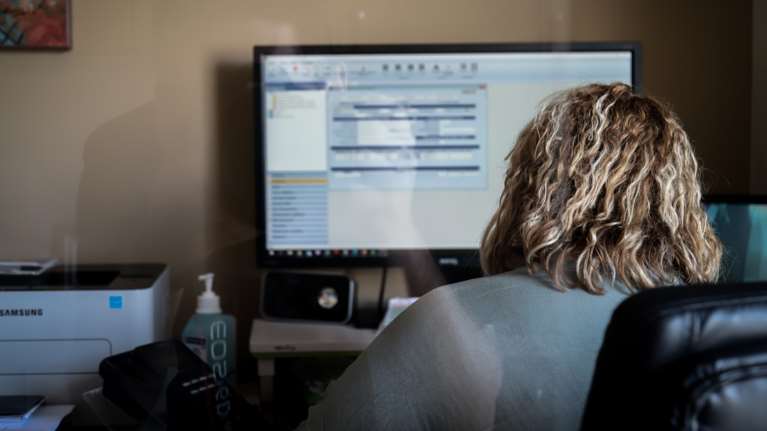 Η εφορία σαρώνει τους τραπεζικούς λογαριασμούς με το &quot;υπερόπλο&quot; BANCAPP: Πότε επιβάλλεται φόρος 33%