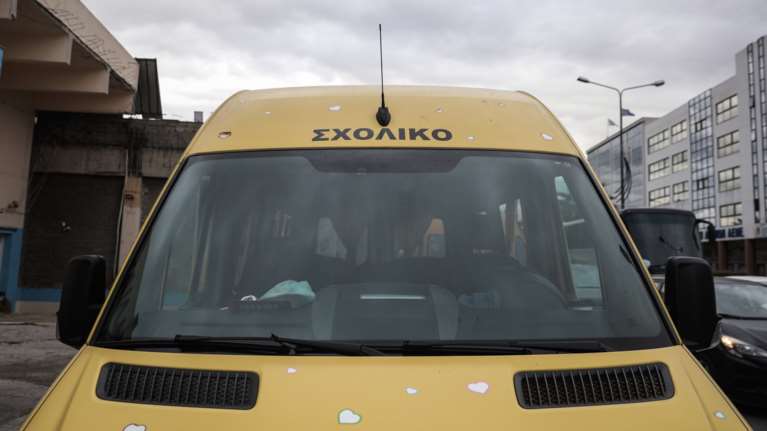 Καλύβια: &quot;Μύριζε αλκοόλ η ανάσα του&quot; - Απίστευτες καταγγελίες για τον οδηγό σχολικού χωρίς δίπλωμα που μετέφερε μαθητές
