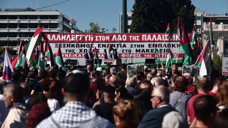 Κυκλοφοριακές ρυθμίσεις στο Σύνταγμα - Συλλαλητήριο αλληλεγγύης στον παλαιστινιακό λαό από το ΠΑΜΕ [εικόνες]