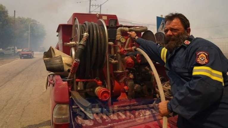 Λέσβος: Δύο ιερείς στη μάχη της φωτιάς στα Βατερά - Με μπουφάν εθελοντή και ράσα [εικόνες - βίντεο]