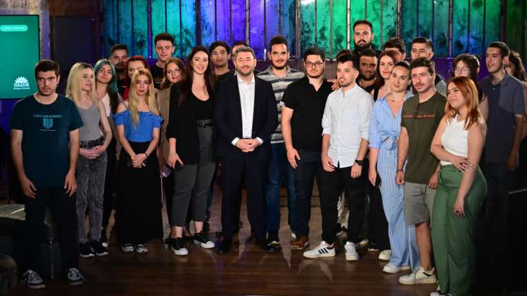 Συνάντηση Ανδρουλάκη με νέους λίγο πριν τον τελικό του Conference League: &quot;Καλή επιτυχία σε όσους είστε γαύροι!&quot; [βίντεο]