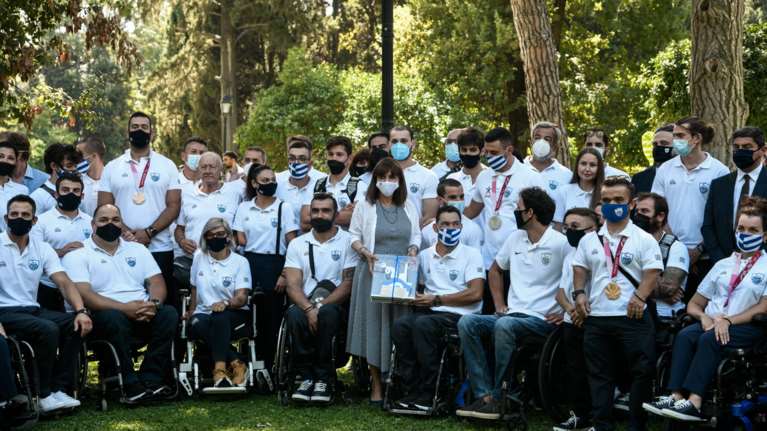 Η Σακελλαροπούλου με μέλη της ελληνικής αποστολής στους Παραολυμπιακούς: Χρέος μας μια ισότιμη καθημερινότητα