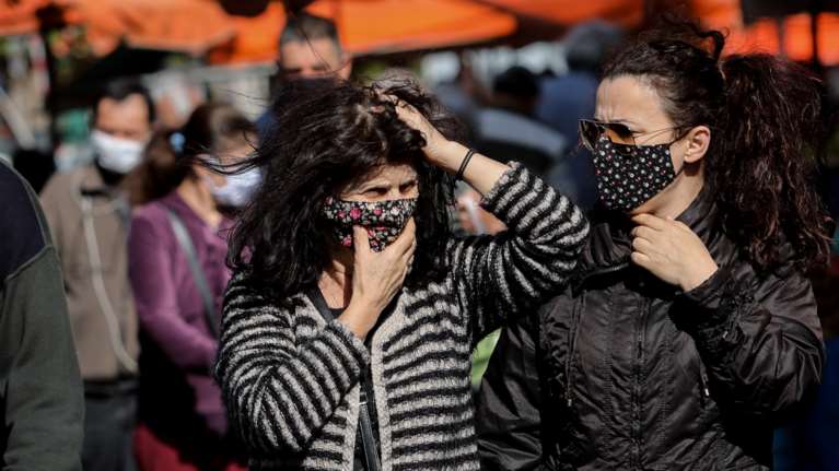 Μετάλλαξη Όμικρον: Πόσος χρόνος χρειάζεται για να κολλήσει κάποιος ανάλογα με τη μάσκα που φορά [Βίντεο]