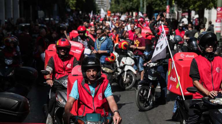 E-food: Μεγάλη η συμμετοχή των διανομέων στην 24ωρη απεργία- Μοτοπορεία στο κέντρο της Αθήνας [εικόνες]