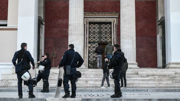 Εκκενώθηκε η κατάληψη της πρυτανείας του ΕΚΠΑ: &quot;Ανοίξτε, μην σπάμε πόρτες&quot; - &quot;Να το συζητήσουμε λίγο;&quot; [εικόνες - βίντεο]
