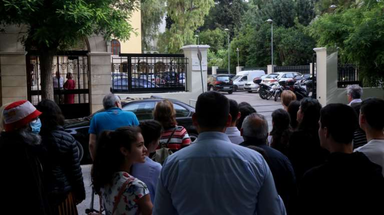 &quot;Ανοίξτε τις εκκλησίες&quot; φωνάζουν πιστοί έξω από τη Μονή Πετράκη [εικόνες]