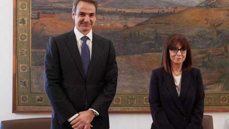 Στο Προεδρικό ο Μητσοτάκης - Ενημερώνει την Σακελλαροπούλου