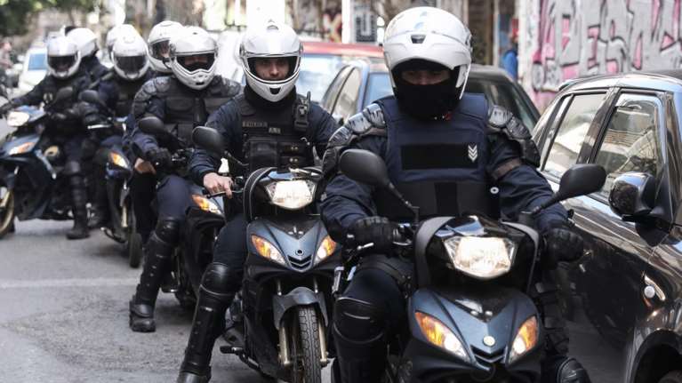 Αποδυναμωμένα τα Τμήματα Ασφαλείας της Δυτικής Αττικής, κλείνουν το βράδυ και τα 15 - Τι έδειξε η έφοδος σε καταυλισμό στη Φυλή