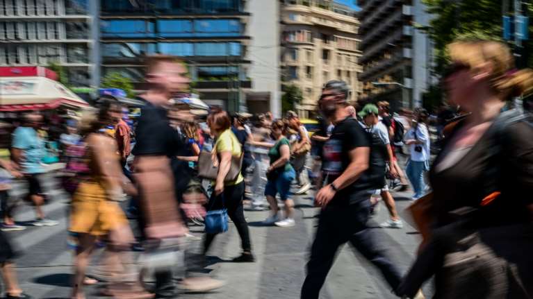 Αυτές είναι οι αυξήσεις που θα πάρουν 3,5 εκατομμύρια δημόσιοι και ιδιωτικοί υπάλληλοι