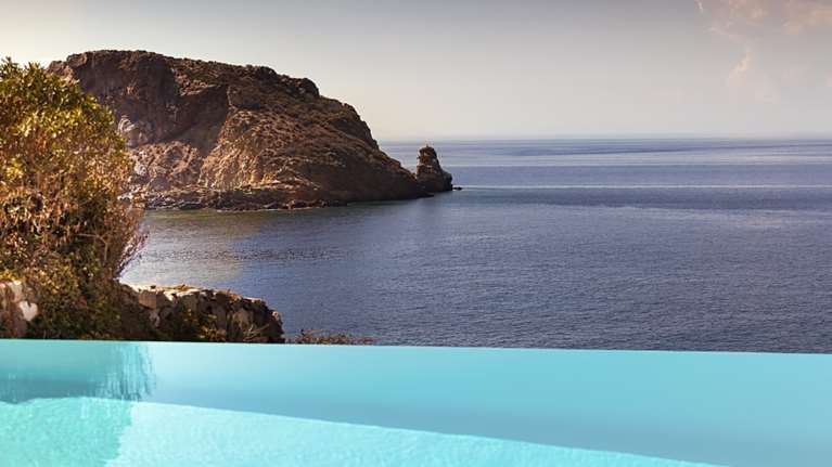 Διπλό χτύπημα με νέα τέλη σε κρουαζιέρα, ξενοδοχεία και AirBnB: &quot;Ταρίφα&quot; 20 ευρώ για Μύκονο και Σαντορίνη