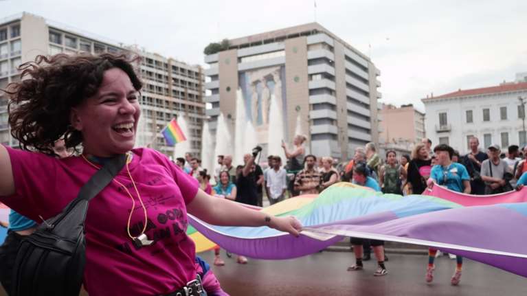 Athens Pride 2023: Χιλιάδες κόσμος στην παρέλαση [εικόνες, βίντεο]