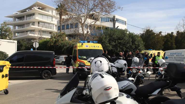 Μακελειό σε ναυτιλιακή στη Γλυφάδα: 76χρονος απολυμένος σκότωσε τρία άτομα με καραμπίνα και αυτοκτόνησε