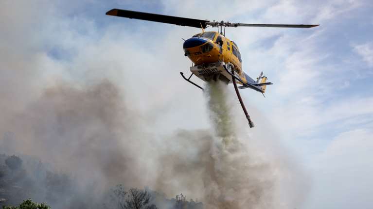 Meteo: Γιατί εξαπλώθηκε τόσο γρήγορα η φωτιά σε Βούλα και Βάρη - Πώς εκτοξεύονται οι επικίνδυνες καύτρες