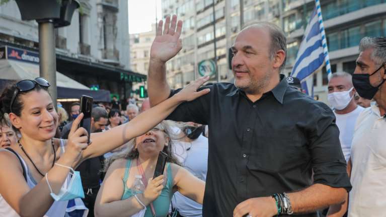 Νέα συγκέντρωση αρνητών του εμβολίου στο Σύνταγμα - Με διοργανωτή τον Βόβολη, σαν να μην υπάρχει πανδημία [Εικόνες - Βίντεο]