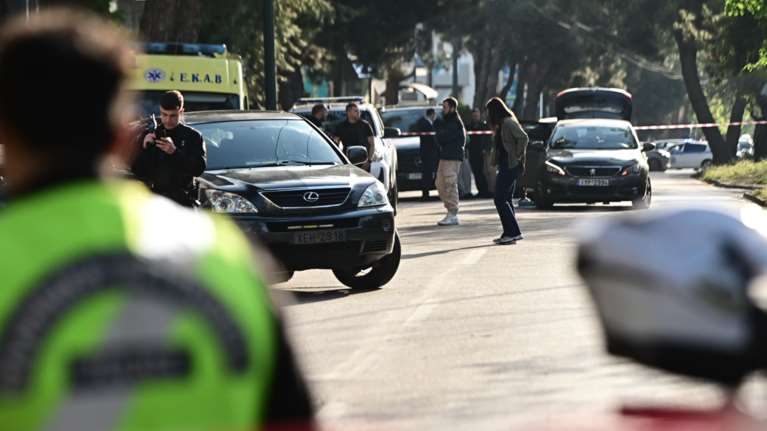 Μαφιόζικη εκτέλεση στο Χαλάνδρι: &quot;Μας πυροβολούν, κρυφτείτε&quot; - Πώς σώθηκαν εργαζόμενοι και πελάτες στο ιατρικό κέντρο