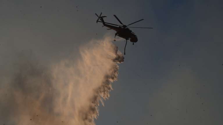 Φωτιά στην Αττική: Ολονύχτια μάχη με τις φλόγες - Δύο μηνύματα από το 112 για την περιοχή του Μαραθώνα