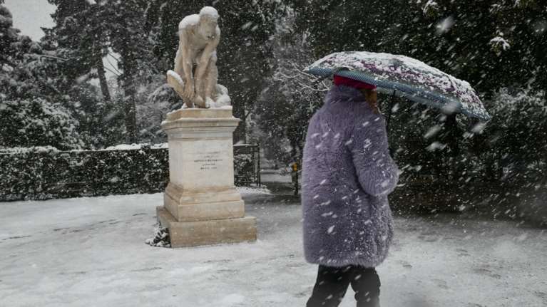 Προβλέψεις για λευκή Πρωτοχρονιά στην Αττική και σε πολλές περιοχές - Πού θα χιονίσει, σύμφωνα με τους μετεωρολόγους