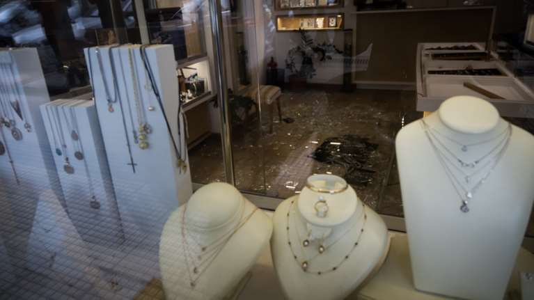 Χαλκιδική: 25χρονη ξάφρισε κοσμήματα 600.000 ευρώ από κοσμηματοπωλείο - Προσπάθησε να μπει και στο σπίτι της ιδιοκτήτριας