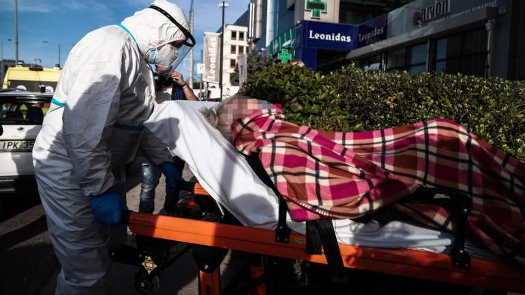 Ελεύθεροι οι ιδιοκτήτες του γηροκομείου στο Ασβεστοχώρι - Είχαν πεθάνει 26 ηλικιωμένοι από κορονοϊό