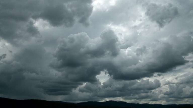 Ο καιρός το Σαββατοκύριακο: Συννεφιά με λίγες βροχές την παραμονή Πρωτοχρονιάς [βίντεο]