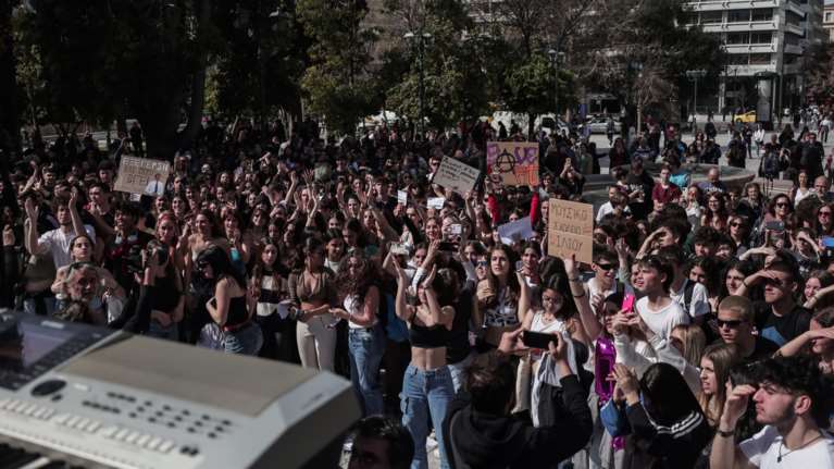 Μαθητική συναυλία στο Σύνταγμα για το δυστύχημα στα Τέμπη [εικόνες]