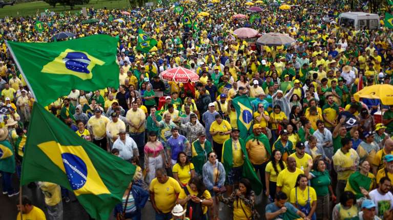 Βραζιλία: Υποστηρικτές του Μπολσονάρου ζητούν από τον στρατό να κάνει πραξικόπημα για να ανατρέψει τον Λούλα