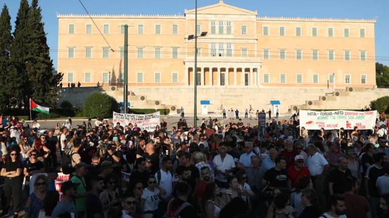 Σε εξέλιξη μεγάλο αντιπολεμικό συλλαλητήριο στο Σύνταγμα - Διακοπή της κυκλοφορίας στο κέντρο [εικόνες - βίντεο]