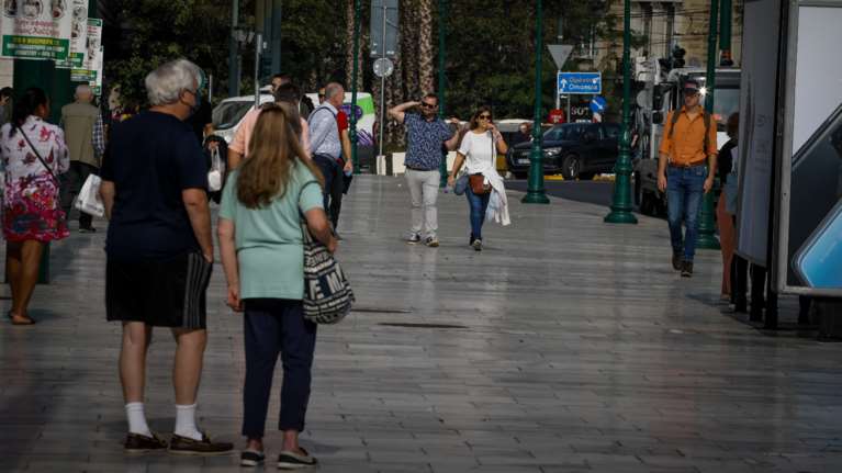 Κορονοϊός: Μία ανάσα από τα 2.000 κρούσματα η Αττική - &quot;Βράζουν&quot; με 1.440 η Θεσσαλονίκη και 571 η Λάρισα