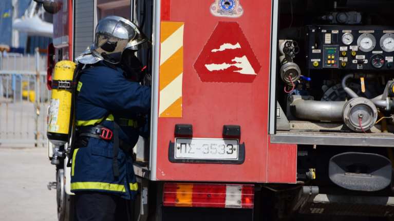 Φωτιά σε υπόγειο πάρκινγκ στον Πειραιά - Υπάρχει πολυκατοικία από πάνω