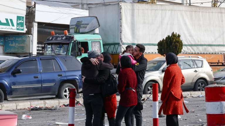 Μπροστά στο δίλημμα της επιστροφής οι Σύροι πρόσφυγες μετά την πτώση του Άσαντ - Ποιες χώρες &quot;παγώνουν&quot; τις αιτήσεις ασύλου