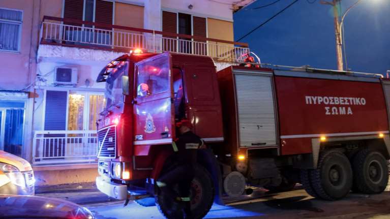 Κολωνός: Φωτιά σε διπλοκατοικία - Απεγκλωβίστηκαν τρεις, ο ένας από μπαλκόνι και μεταφέρθηκαν στο νοσοκομείο