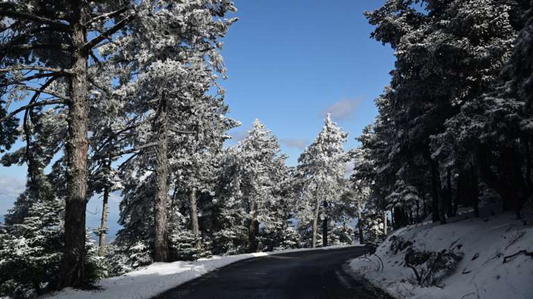 Κλειστή η Λεωφόρος Πάρνηθος από το ύψος του τελεφερίκ λόγω χιονόπτωσης