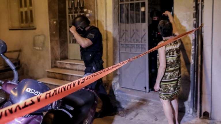 Πετράλωνα: "Ντρέπομαι που είναι γιος μου, εύχομαι να τον πιάσετε", δηλώνει η μάνα του βιαστή