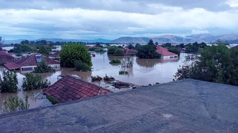 Σοκ και δέος στη Θεσσαλία από τη θεομηνία: 6 νεκροί, άγνωστος ο αριθμός των αγνοούμενων