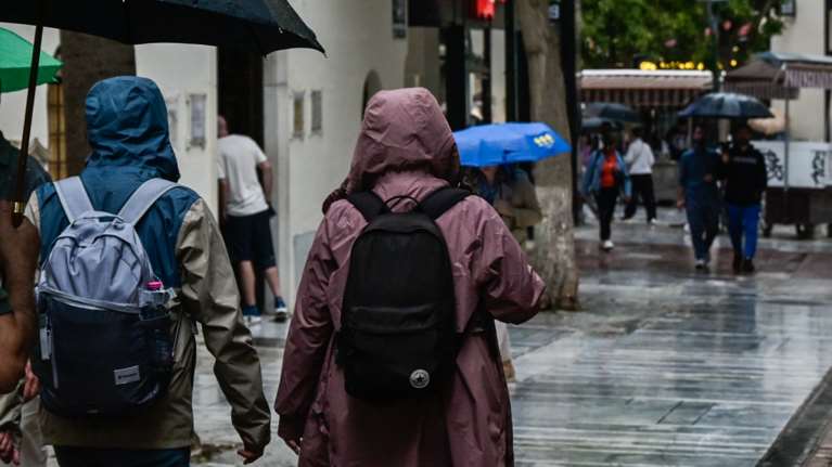 Καιρός: Ισχυρές βροχές και καταιγίδες σαρώνουν τη χώρα – Νύχτα κεραυνών στην Αττική [βίντεο]